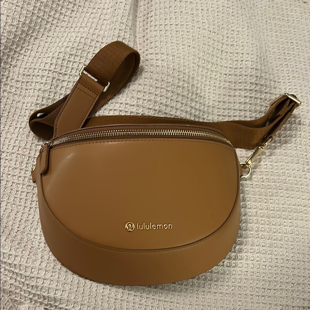 Lululemon Athletica leather alternative Crossbody Bag - 2L chestnut brown/gold 🤎